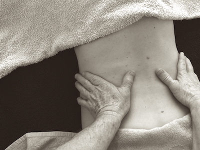 Hände auf Rücken vorne