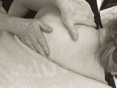 Hände auf Schulter hinten