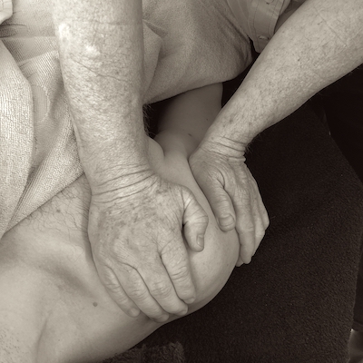 Hände auf Schulter vorne